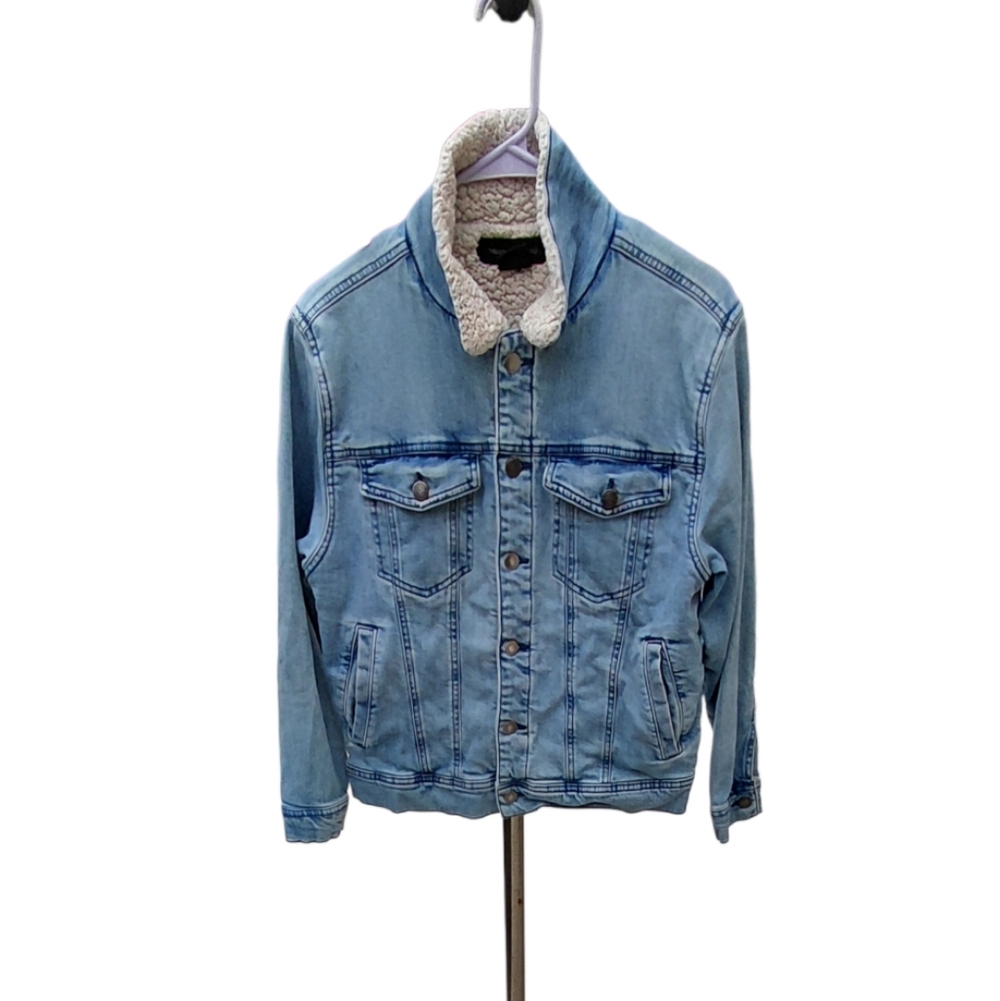 7098..Women's Treasure Bond Light Wash Denim Sherpa Jacket Size XL (14/16)